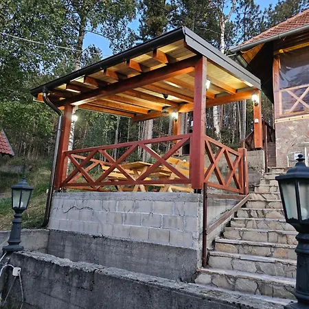 بيت خشبي Divcibarski *