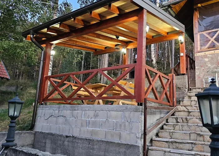 Деревянный коттедж Divcibarski *