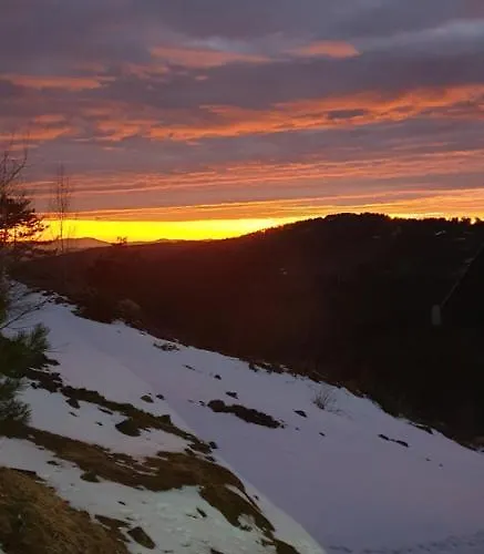 Деревянный коттедж Divcibarski *